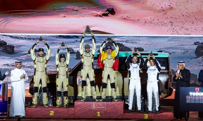 Đội đua Defender Rally lập kỳ tích ngay lần đầu ra mắt tại Dakar Rally